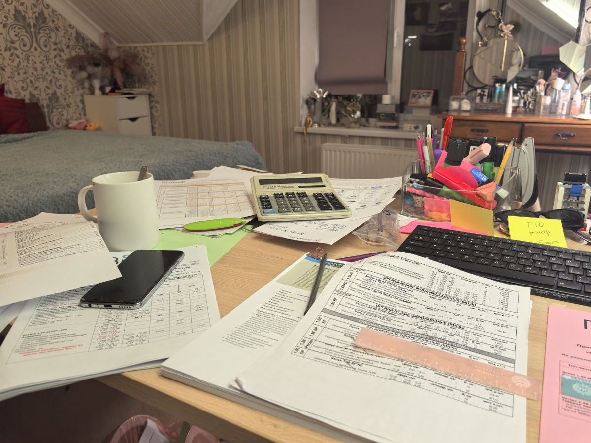 Примерно так выглядел каждый этап работы и не убирался, пока я не заканчивала. И да, у меня не бардак - а творческий беспорядок. Убирать все это на ночь, а потом искать на каких листах остановилась, нет уж - лучше считать себя творческой личностью