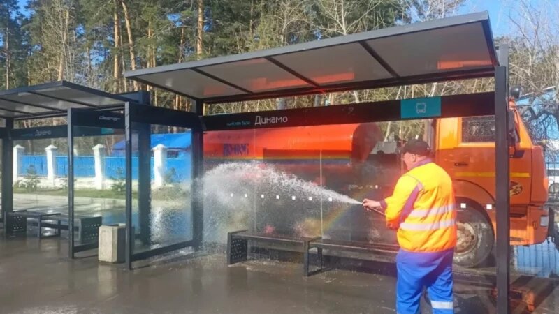     В Барнауле очищают остановки и ограждения. Официальный сайт Барнаула