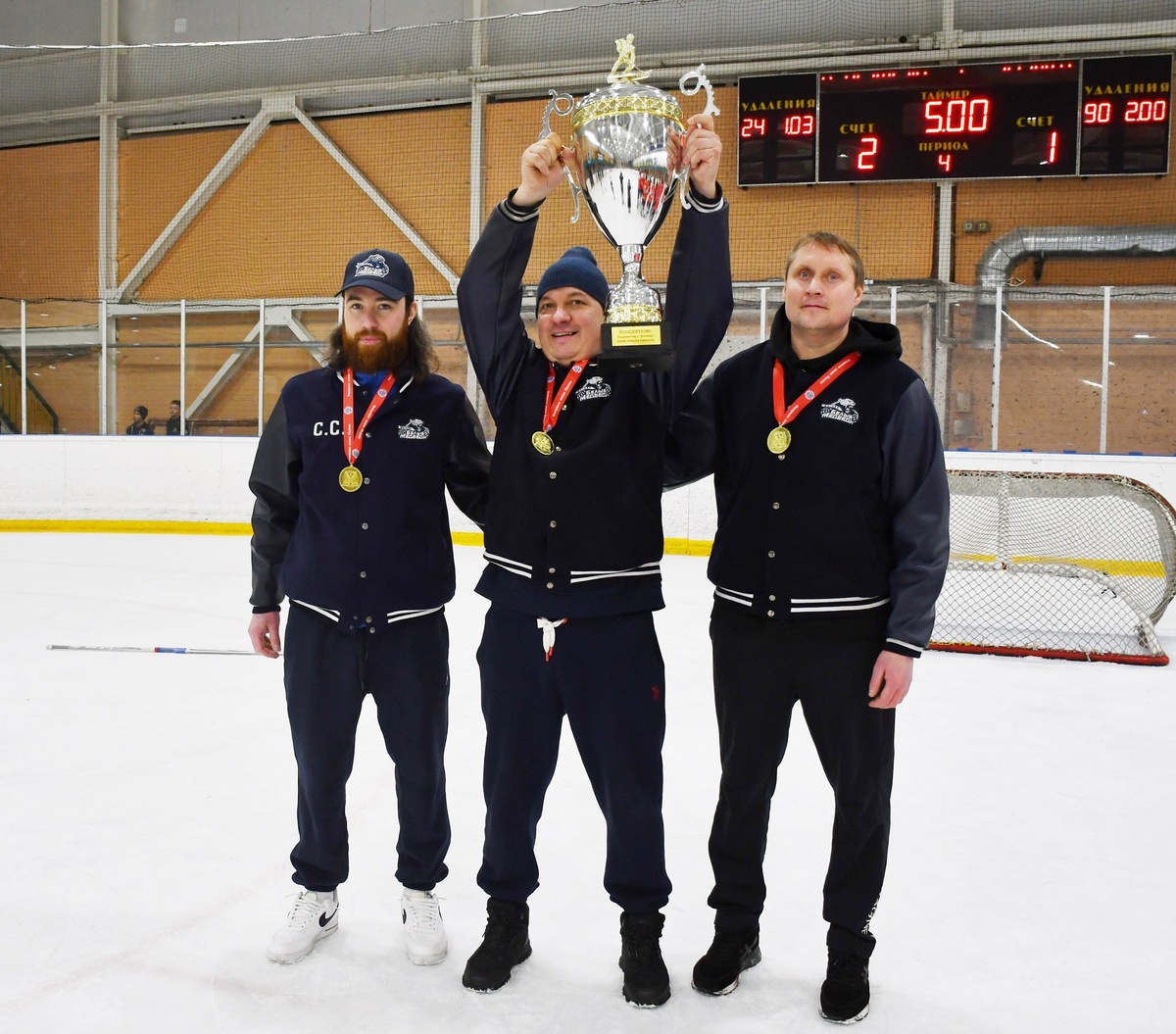 Награждение победителей и призеров Финала ПМ среди Юниоров. На фото – тренерский штаб команды МАХ-3. Фото: Екатерина Комендантова