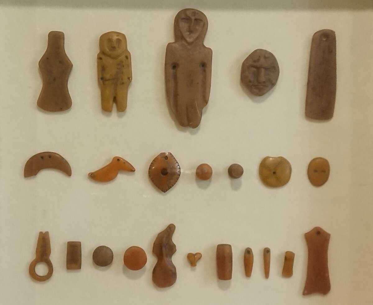 Копии янтарных изделий из Шварцортского клада из Музея янтаря в Калининграде