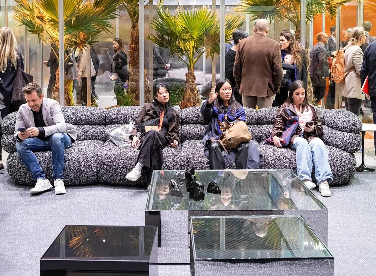 Cтенд бренда Knoll с уютным большим диваном.