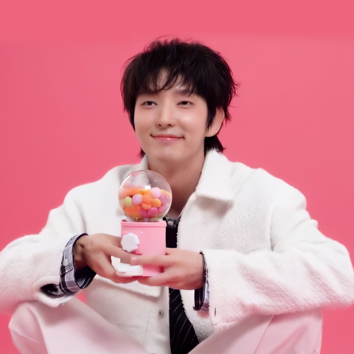 Капсы из видео ролика фотосессии подготовки к фан встрече в июне в Японии. Фото обработаны Еленой Якубовой, группа https://vk.com/leejoongiofallasia