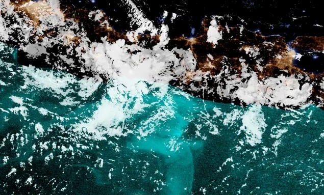 «Молочные моря» — это океаническое явление, при котором обширные участки океана светятся. Ученые пытаются предсказать, когда происходят эти явления, в надежде лучше понять биолюминесцентное свечение. Стивен Миллер.