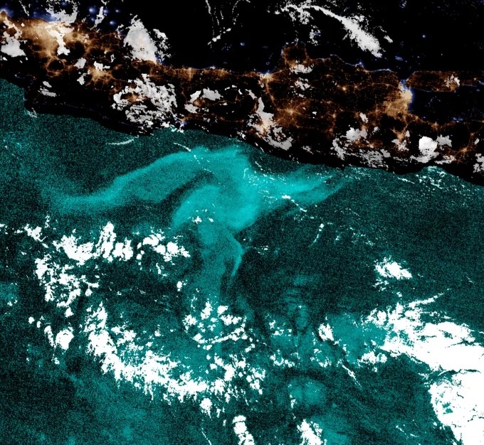 Более крупные «молочные моря» можно увидеть из космоса, как показано на этом цветном спутниковом снимке. Стивен Миллер.