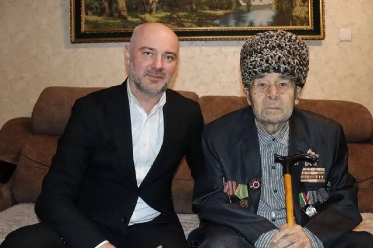    Мэр Назрани Руслан Оздоев и ветеран Магомед Медаров.