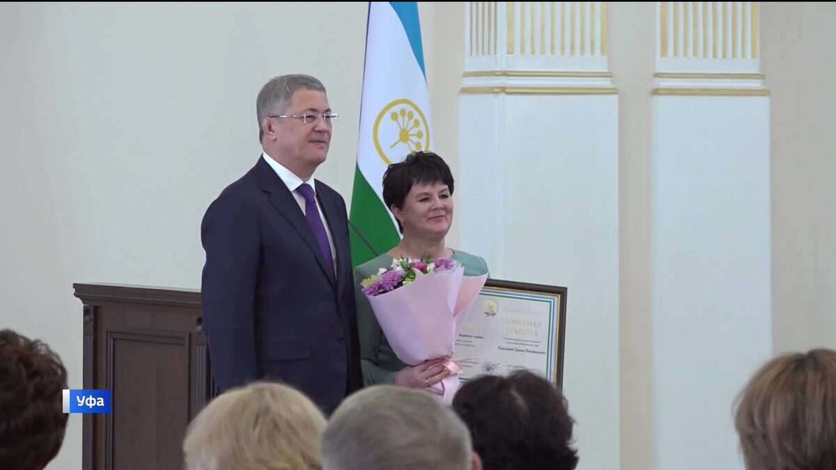    В Уфе Радий Хабиров наградил 77 муниципальных служащих накануне профессионального праздника