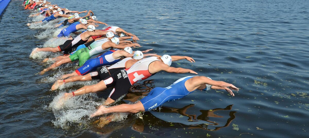 В плавании высока нагрузка на мышцы рук, предплечий и спины