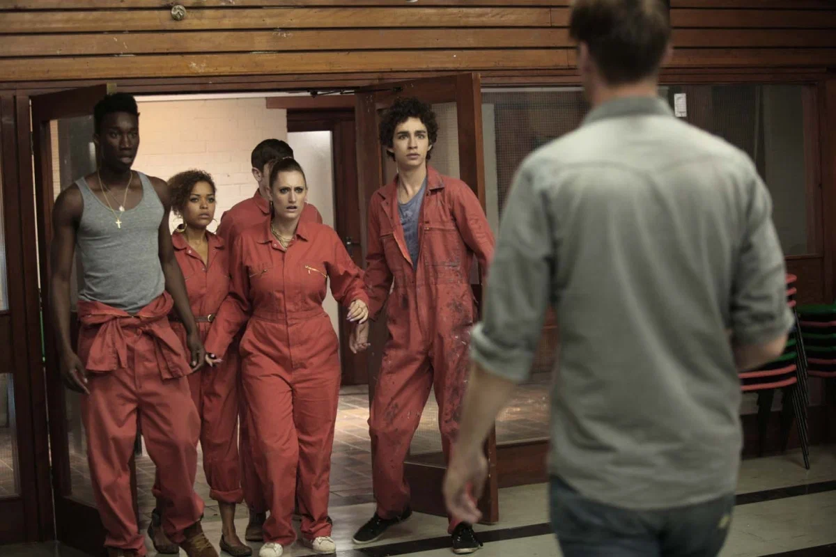 Кадр из сериала "Отбросы"