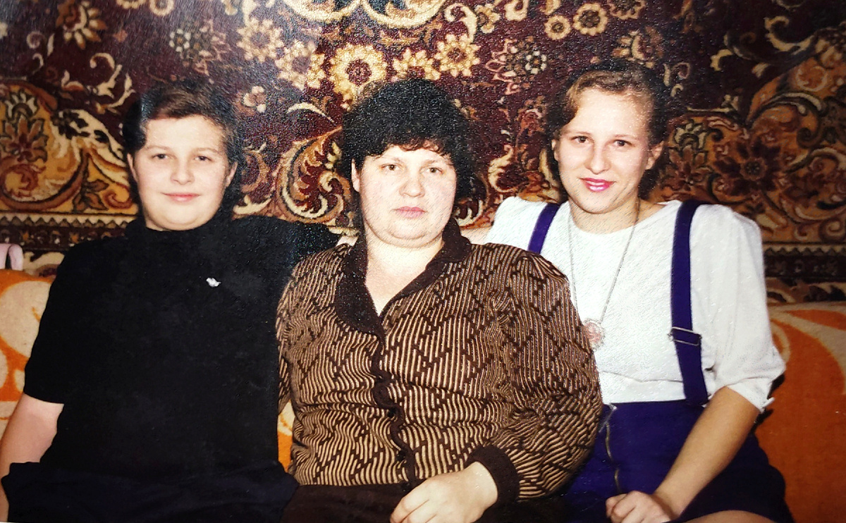 Семейное фото. Посередине мама, по краям мы с братом. Мне лет семнадцать, ему двенадцать 