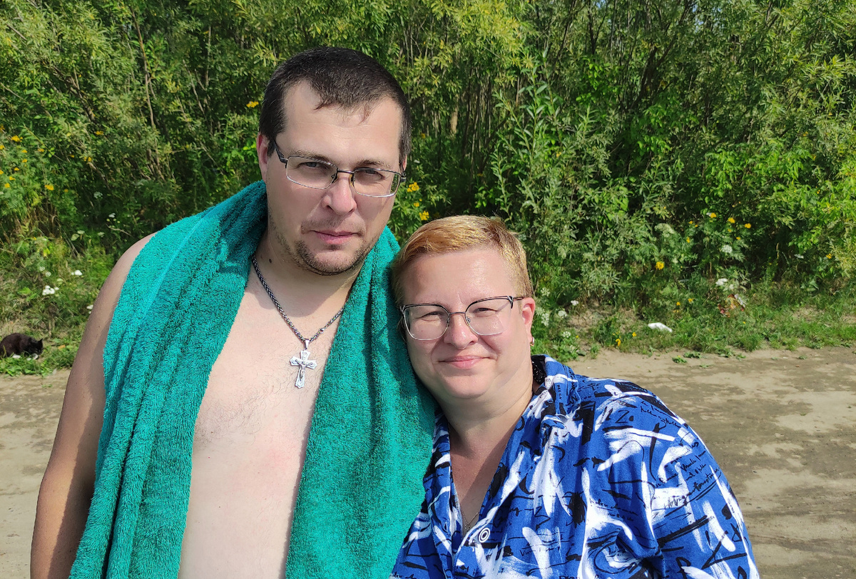 Я и брат два года назад. Это вот этого мальчика я купала, кормила и укладывала спать. И ни он, ни я от этого не страдаем. 