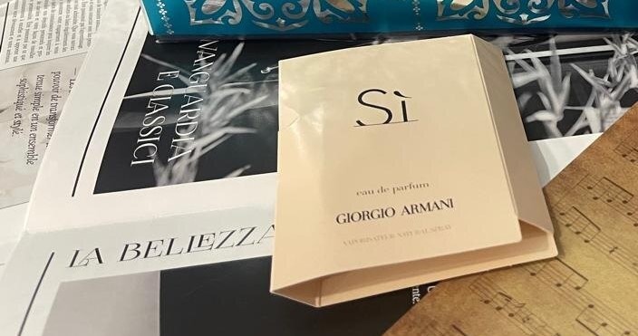 Si Giorgio Armani — это аромат для женщин, он принадлежит к группе шипровые фруктовые. Si выпущен в 2013 году. Парфюмер: Christine Nagel. Верхняя нота: Лист черной смородины; средние ноты: Майская роза и Фрезия; базовые ноты: Ваниль, Пачули, Древесные ноты и Ambroxan.