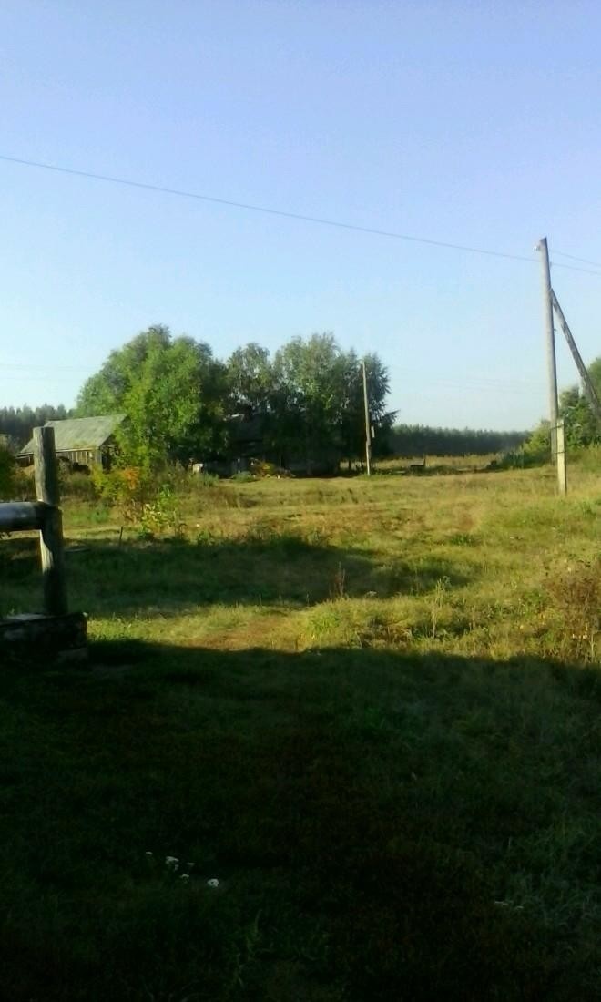 Выход из дома и летней кухни вид на колодец