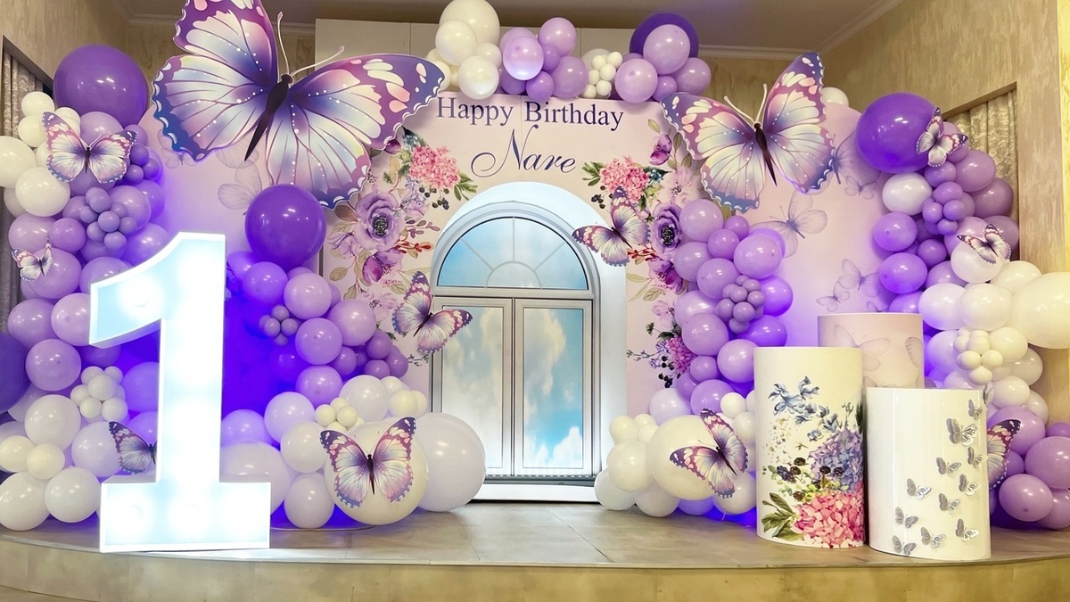 Фотозона на годик  в ресторан в фиолетовых оттенках.