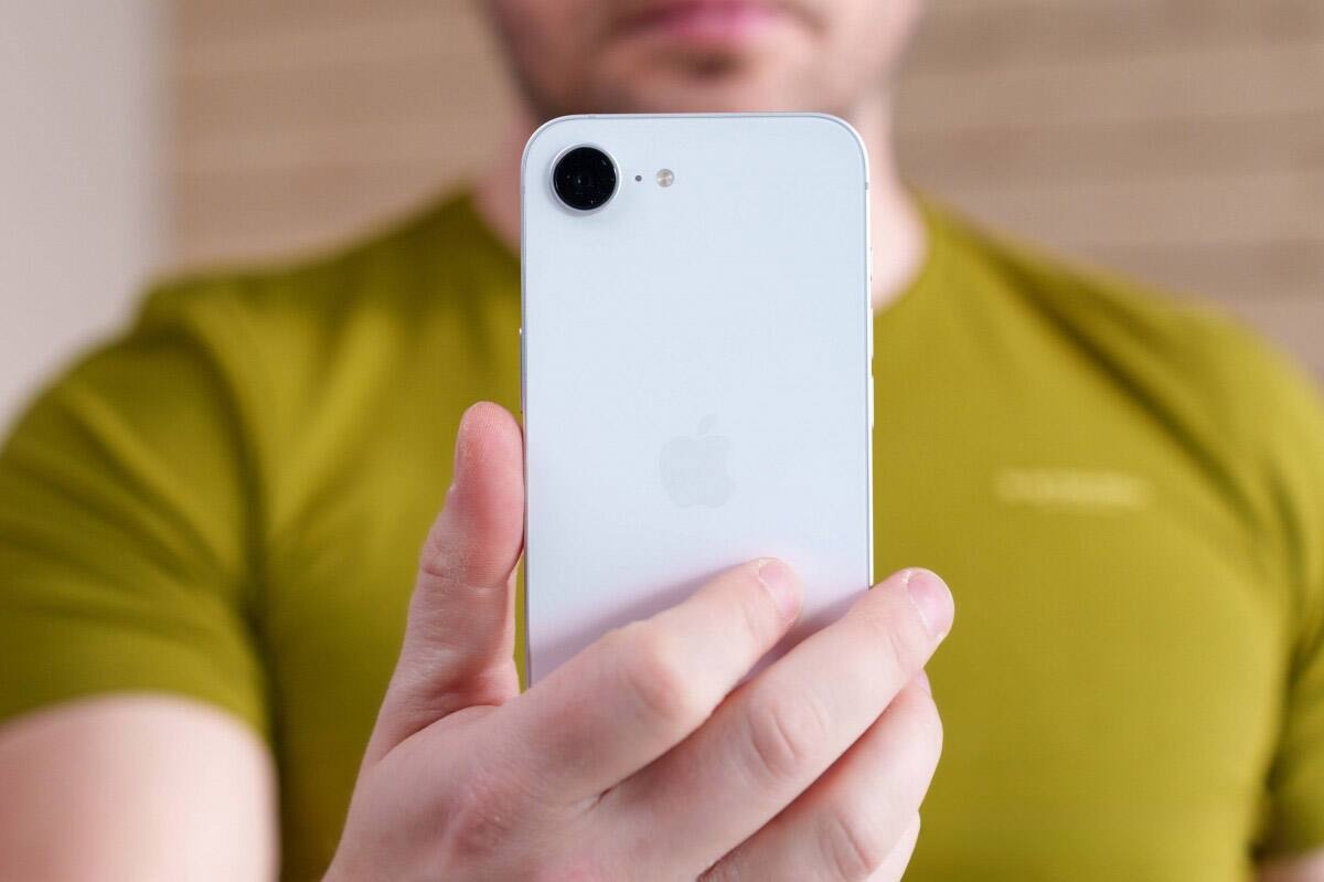    Белая версия iPhone 16e смотрится свежо и стильно (существует также версия в чёрном цвете) / Фото: gsmarena.com