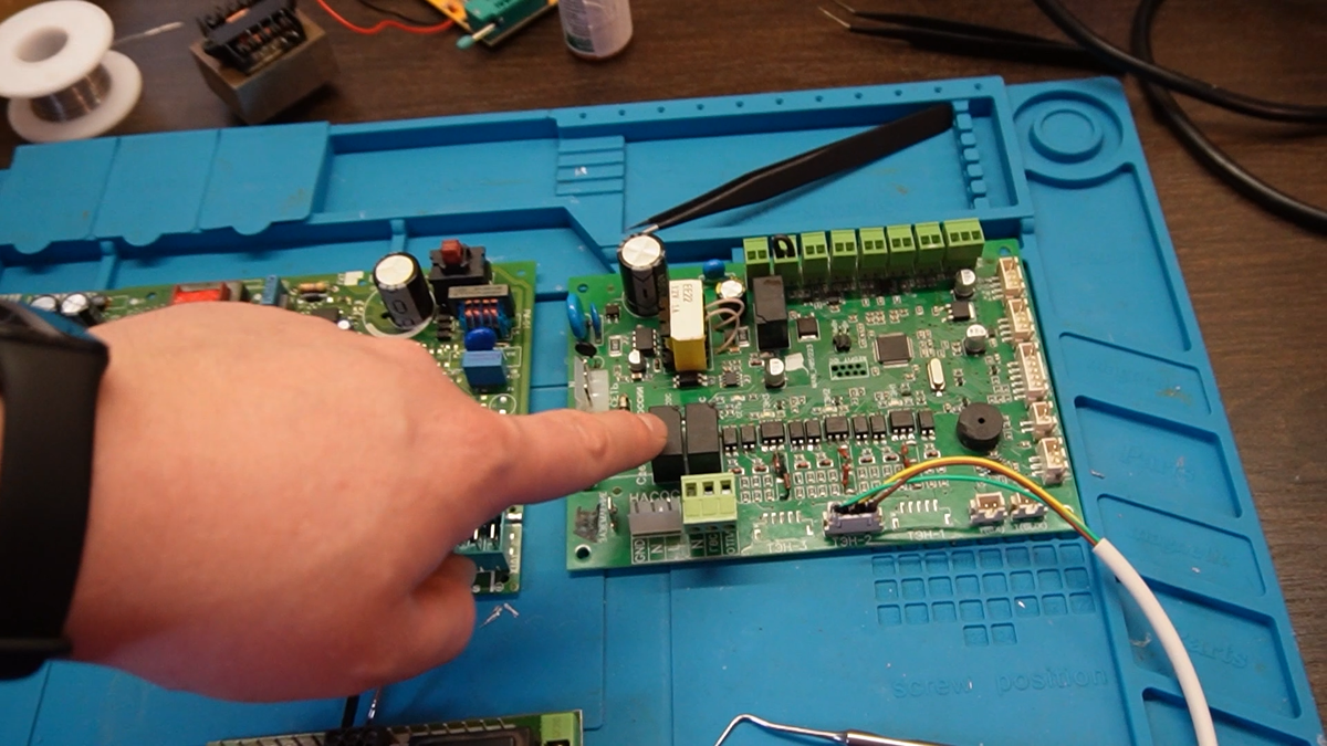 Реле бывают разные но смысл один комутация