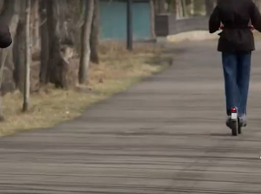     В Красноярске девушка сломала руку из-за парней, которые сбили её на самокате