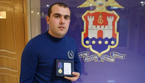 Калининградец спас ребенка из тонувшей легковушки