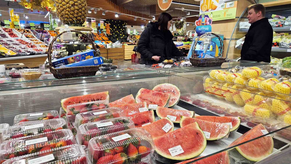 Также можно купить манго и клубнику. Выбор фруктов здесь огромен