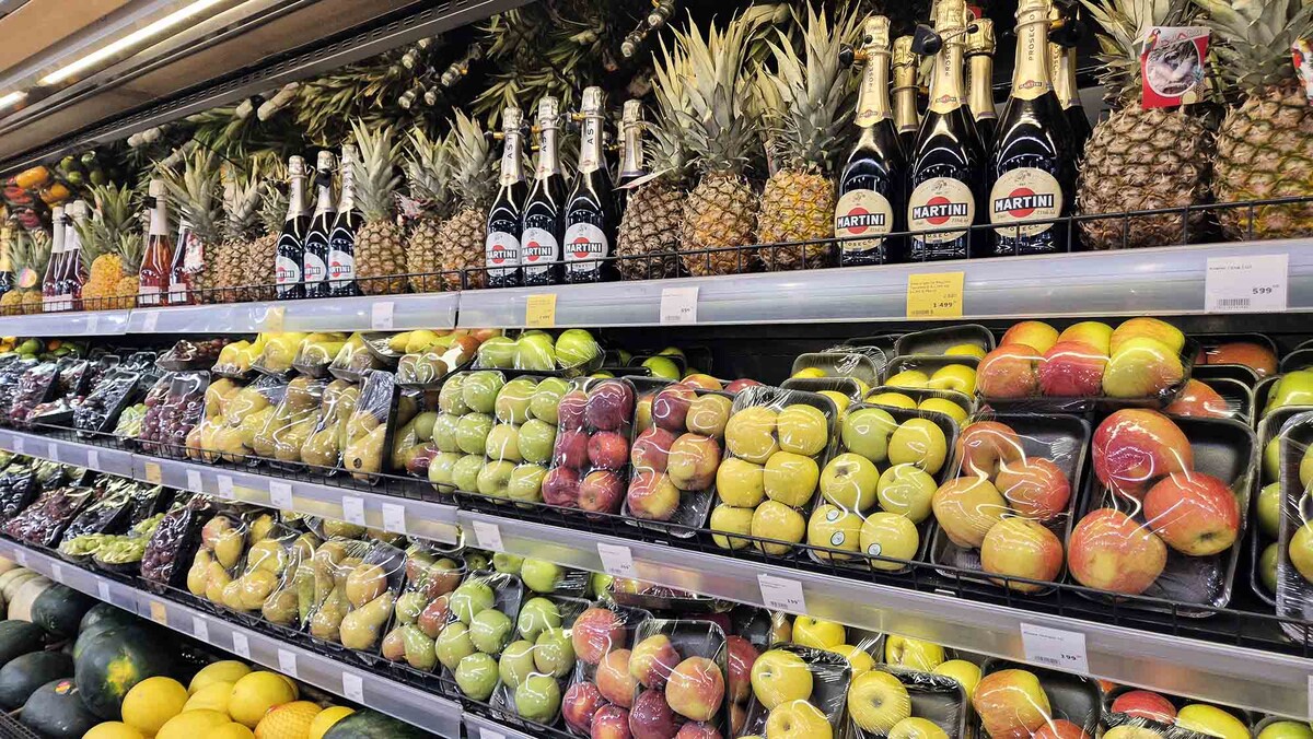 На полках несколько сортов арбузов и дынь даже зимой. Листайте галерею, чтобы увидеть ещё фото