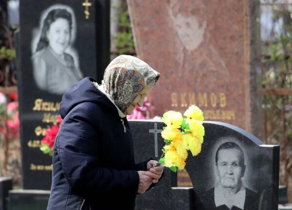 Радоница 2025: когда посещать кладбище и почему это называют праздником. Обложка © ТАСС / ЕРА / TATYANA ZENKOVICH
