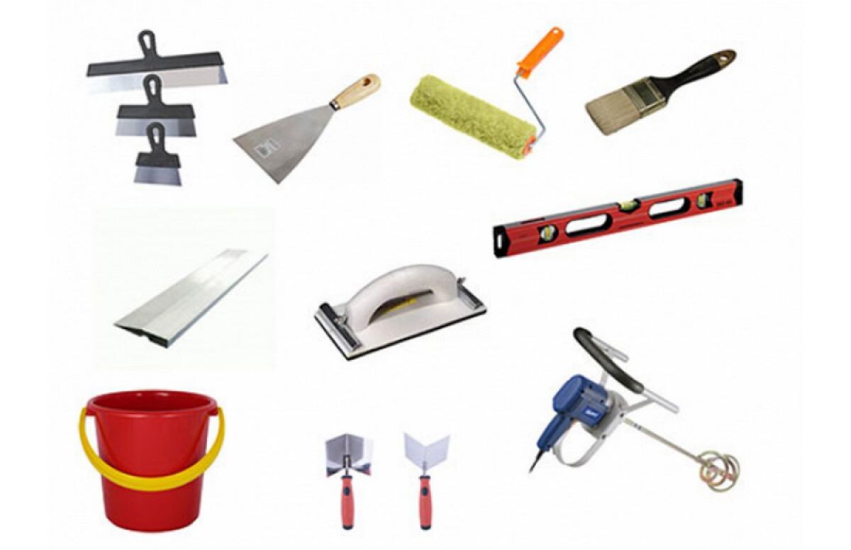 На фото: набор необходимых инструментов для шпаклевки стен: шпатели разных размеров, ведро для замешивания, валик для грунтовки, наждачная бумага, пылесос и другие принадлежности.