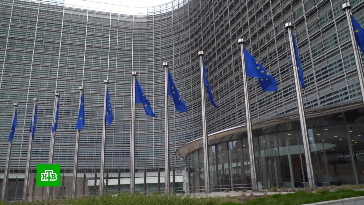    ЕС отключил от SWIFT 13 банков из России и ограничил импорт алюминия