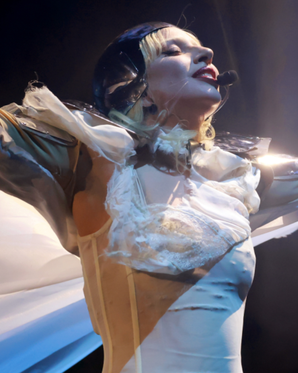 Леди Гага с иконичным выступлением