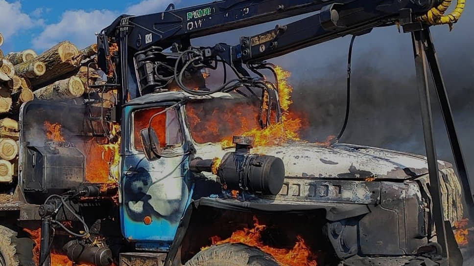 В Зеленодольском районе Татарстана на ходу загорелся лесовоз.📷Фото: Пресс-служба ГУ МЧС России по Республике Татарстан