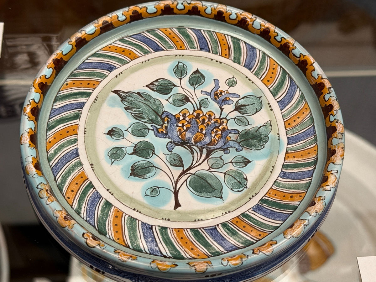 И это тоже Гжель. Похожа на Семикаракоры, правда? Листайте галерею