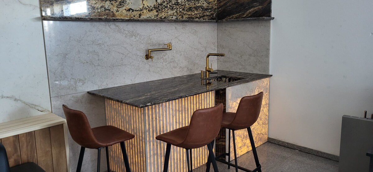 Барная стойка вдоль стены из кварцевого камня Cygnus Divine (Glencoe) от Quantra Quartz