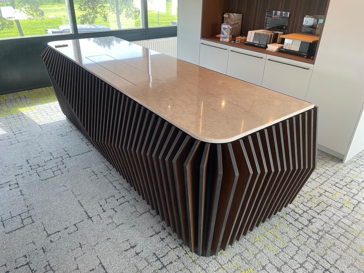 Барная стойка из кварцевого камня Cygnus Divine (Glencoe) от Quantra Quartz