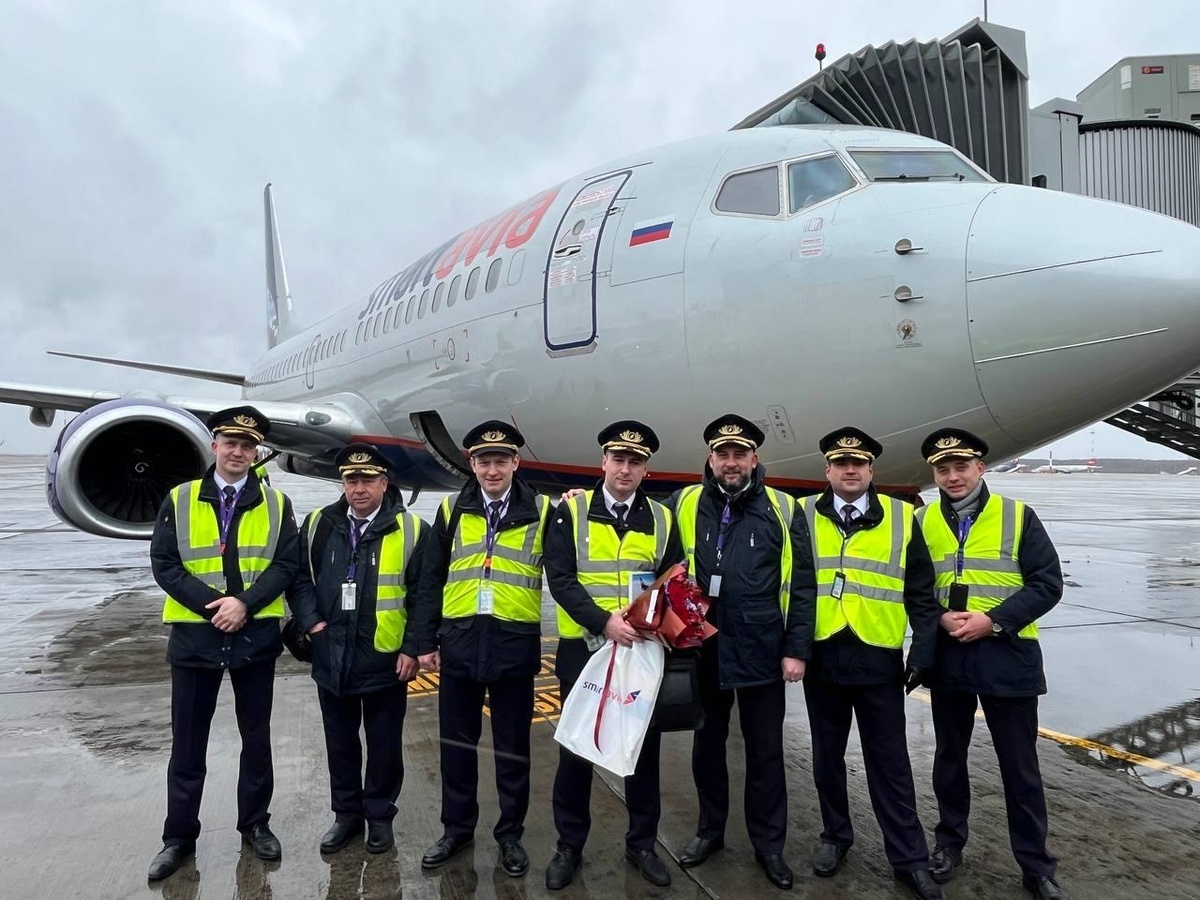 Артем Комаров (в центре), новый КВС авиакомпании Smartavia с коллегами по летному комплексу после выполнения первого самостоятельного полета в новой должности. Фото: пресс-служба авиакомпании Smartavia