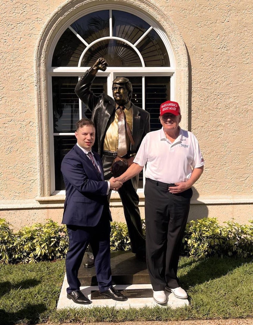 Президент США Д. Трамп живой и монументальный.