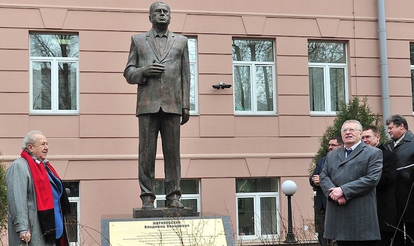 Памятник лидеру ЛДПР В. Жириновскому установленный в Москве к его 70-летию. 2016 год.