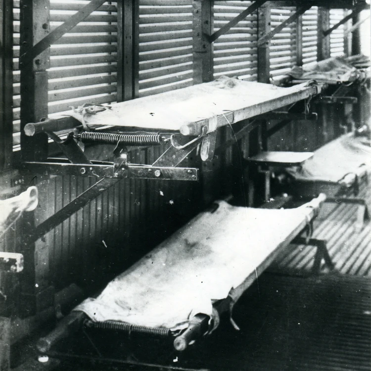 Носилки в санитарном трамвае