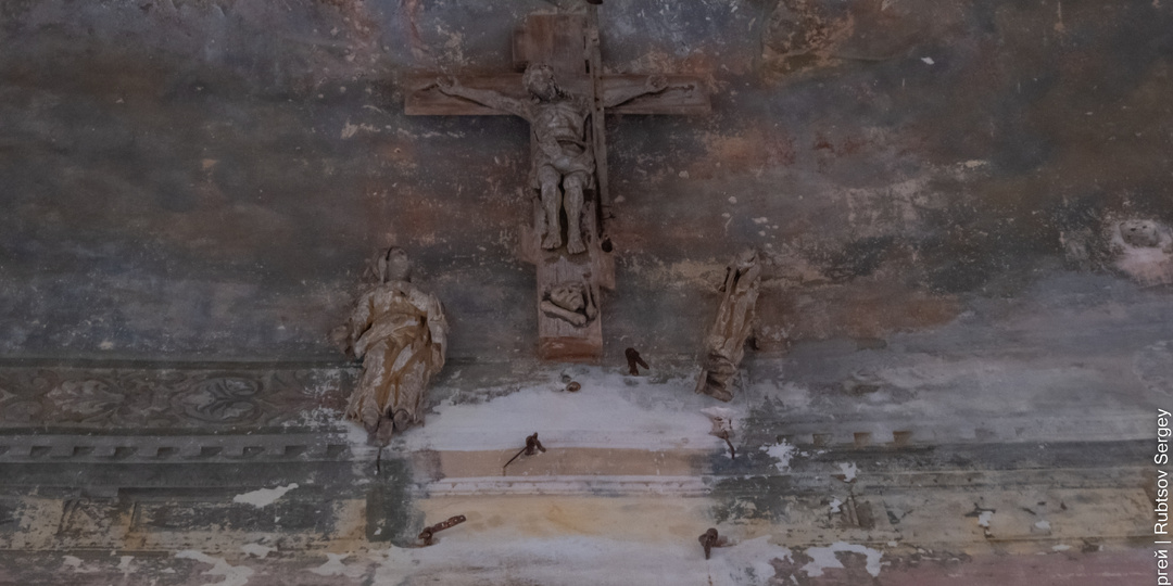 Заброшенный храм в Первитино со станком и огромным деревянным распятием внутри