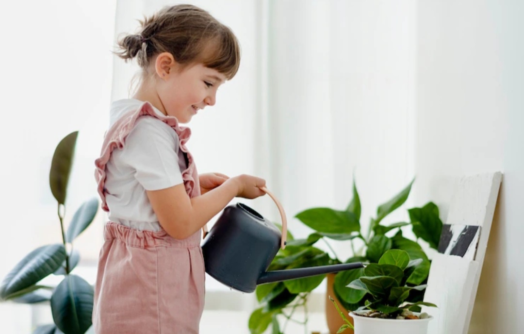 Полив цветов. Фото: freepik