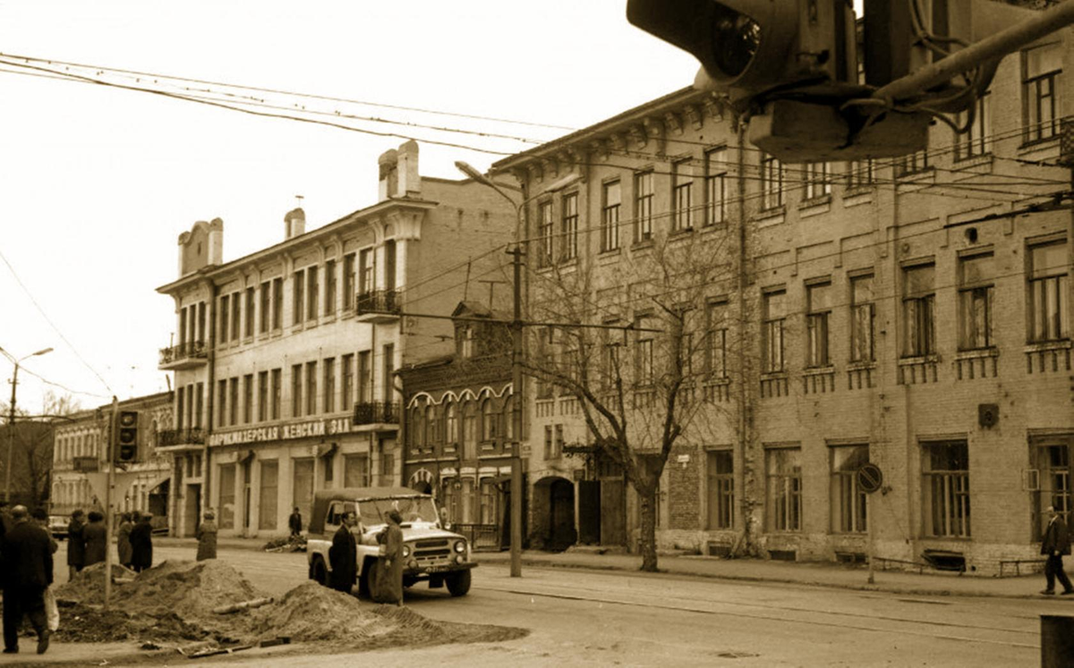 Фото 1980-90-х годов выложил в группе "Вот такая Самара" Владимир Капаров