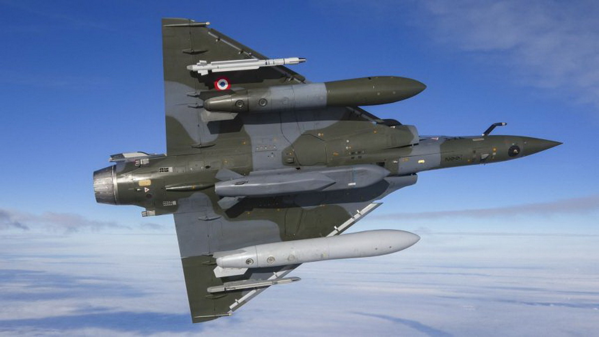 Mirage 2000D RMV с ракетой класса «воздух-воздух» MICA IR и крылатой ракетой воздушного базирования SCALP-EG. Фото ВВС Франции.