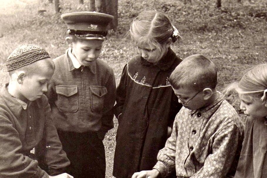 Деревенские дети опять что-то нашли для своей коллекции. Фото из свободного доступа в Интернете