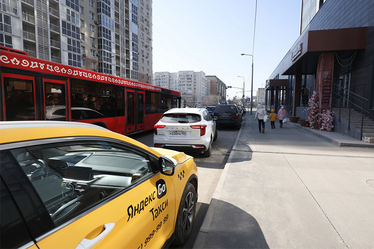    С завтрашнего дня заработают еще 42 новые парковки на 1 506 мест. Таким образом, всего в городе будет 10 227 платных паркомест. Это связано с «неуклонным ростом автомобилизации», «чтобы справляться с большим потоком машин».   
Фото: Андрей Титов