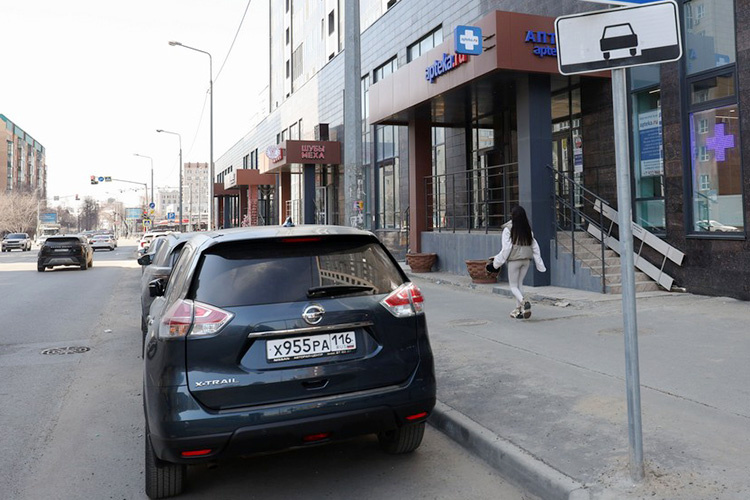    В большинстве случаев стоимость размещения на новых парковках — минимальные 30 рублей в час или 50.   
Фото: Андрей Титов