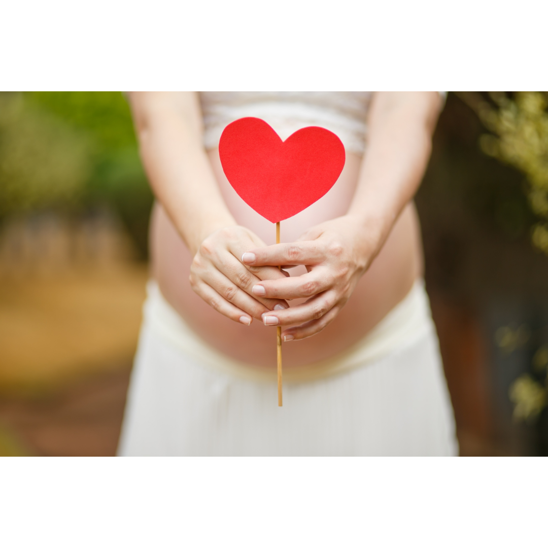 Тяжесть в ногах, следы от носков, обувь, которая “вдруг стала мала” — да, это могут быть отёки.
Но в чём реальная причина? Почему одни беременные сталкиваются с этим уже во втором триместре, а другие — нет?
