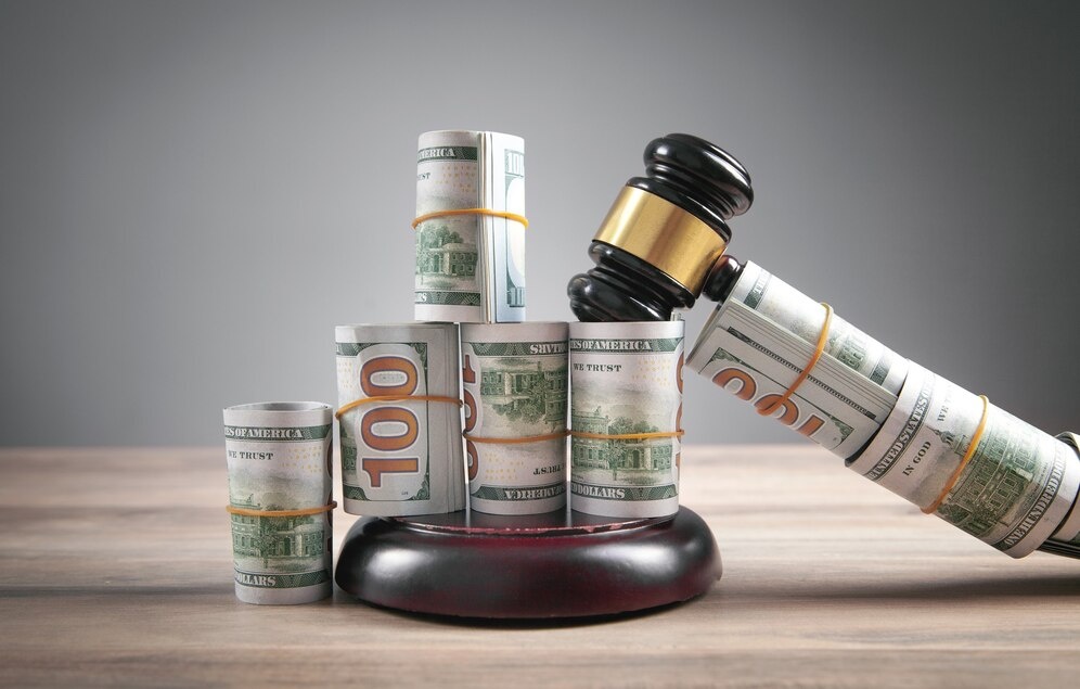 https://ru.freepik.com/premium-photo/judge-gavel-money-rolls-wooden-table_18189606.htm#fromView=keyword&page=1&position=10&uuid=eac9b190-a336-4f57-87b8-0b6b49c6d990&query=Alimony