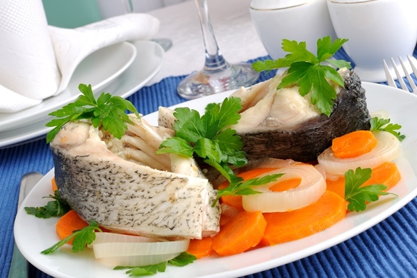 К рыбе подают соусы: польский, голландский, белый. К осетровой рыбе хорош соус с хреном и уксусом, горячий томатный.
