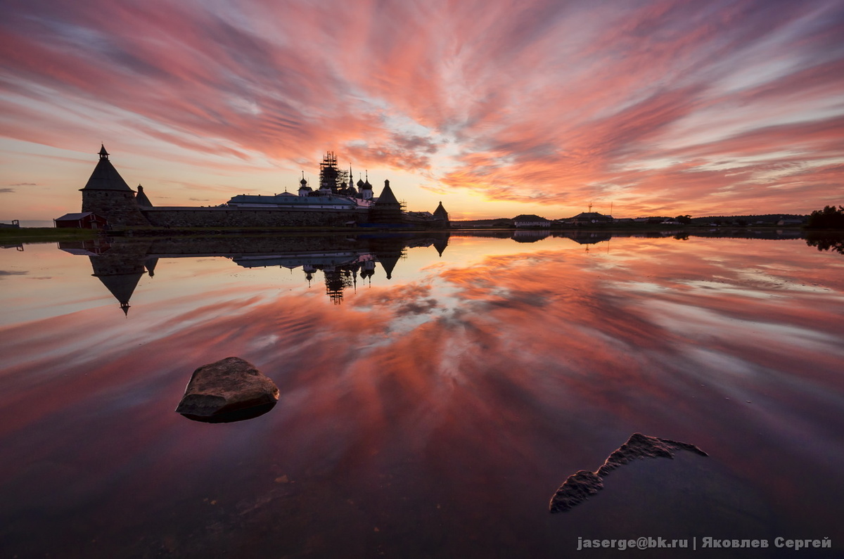 Вид на Соловецкий монастырь со стороны Святого озера. 