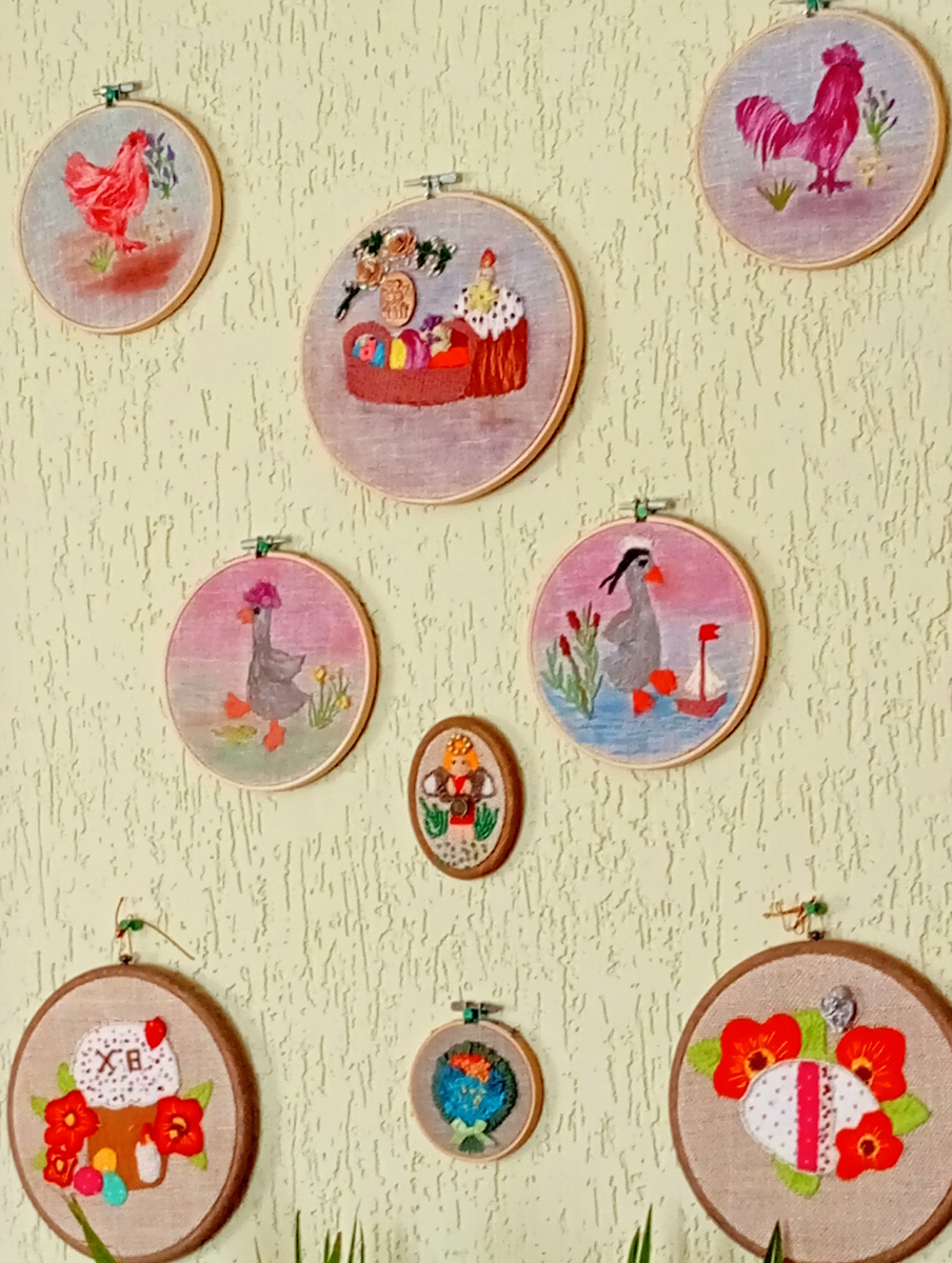 Это на одной стене, а есть и вторая Пасхальная стена с панно.