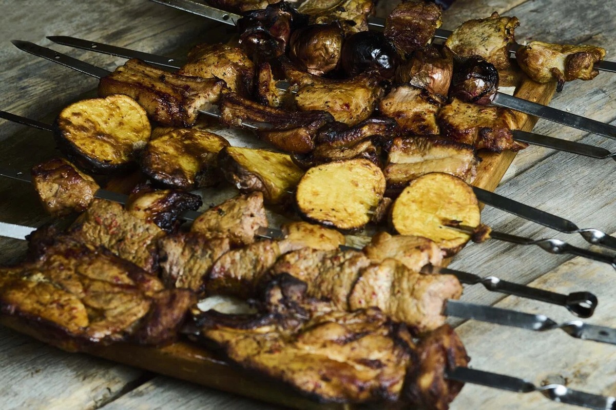 Заказывать только хоровац в местных ресторанах не принято. Порцию шашлыка можно разнообразить долмой — виноградными листьями, фаршированными мясом и рисом, овощным салатом, лепёшками и супами. Фото: Yeremyan Projects / Яндекс Карты