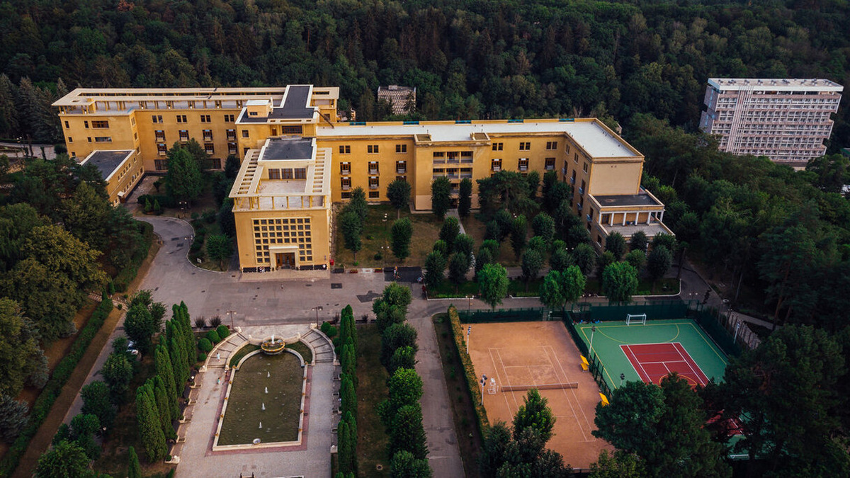 Основная идея курортов в стиле конструктивизма — утопическая «фабрика здоровья». В корпусах — большие панорамные окна, предельная функциональность, минимализм и чёткая геометрия. В одном зале могли разместиться десятки человек — в основном инженеры производств. Лечили ингаляциями и минеральными ваннами. Фото: Яндекс Путешествия