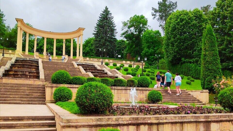 Сегодня санаторий Наркомтяжпрома находится на масштабной реконструкции. Его главный символ — каскадная лестница Леонидова, объединяющая архитектуру и природный ландшафт. Система спусков ведёт от одного из корпусов вниз и задумана для оздоровительных прогулок. Фото: Елена Ш. / Яндекс Карты